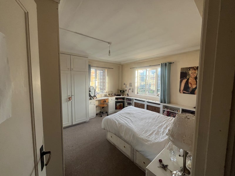 Room Chiswick Village in Greater London