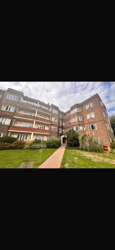 Room Chiswick Village in Greater London