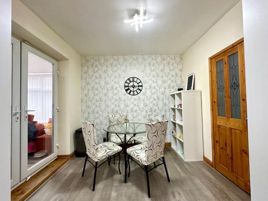 Room Crompton Street in Farnworth