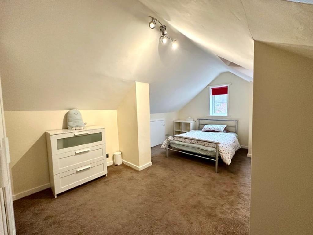 Room Crompton Street in Farnworth