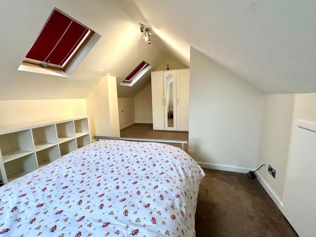 Room Crompton Street in Farnworth