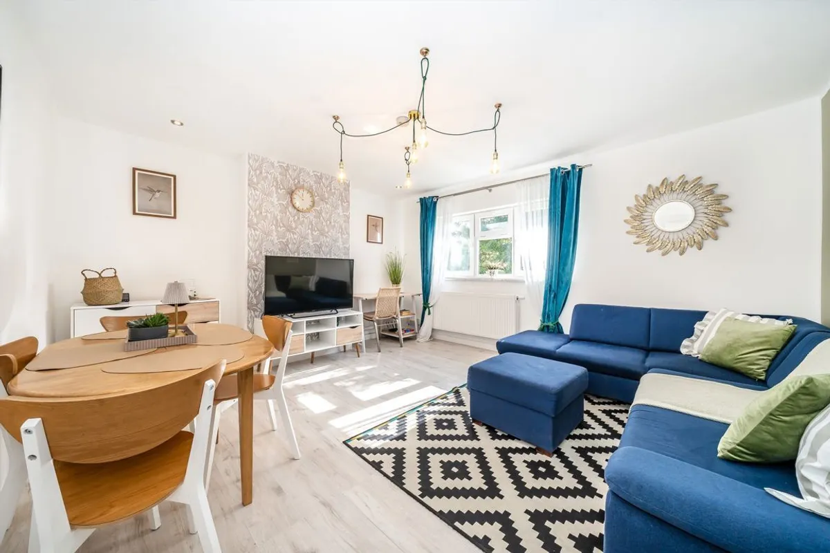 Flat Kennet Road in Greater London