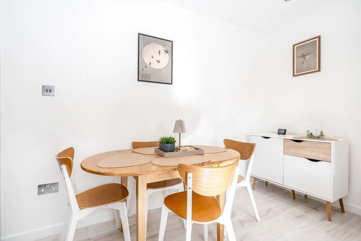 Flat Kennet Road in Greater London