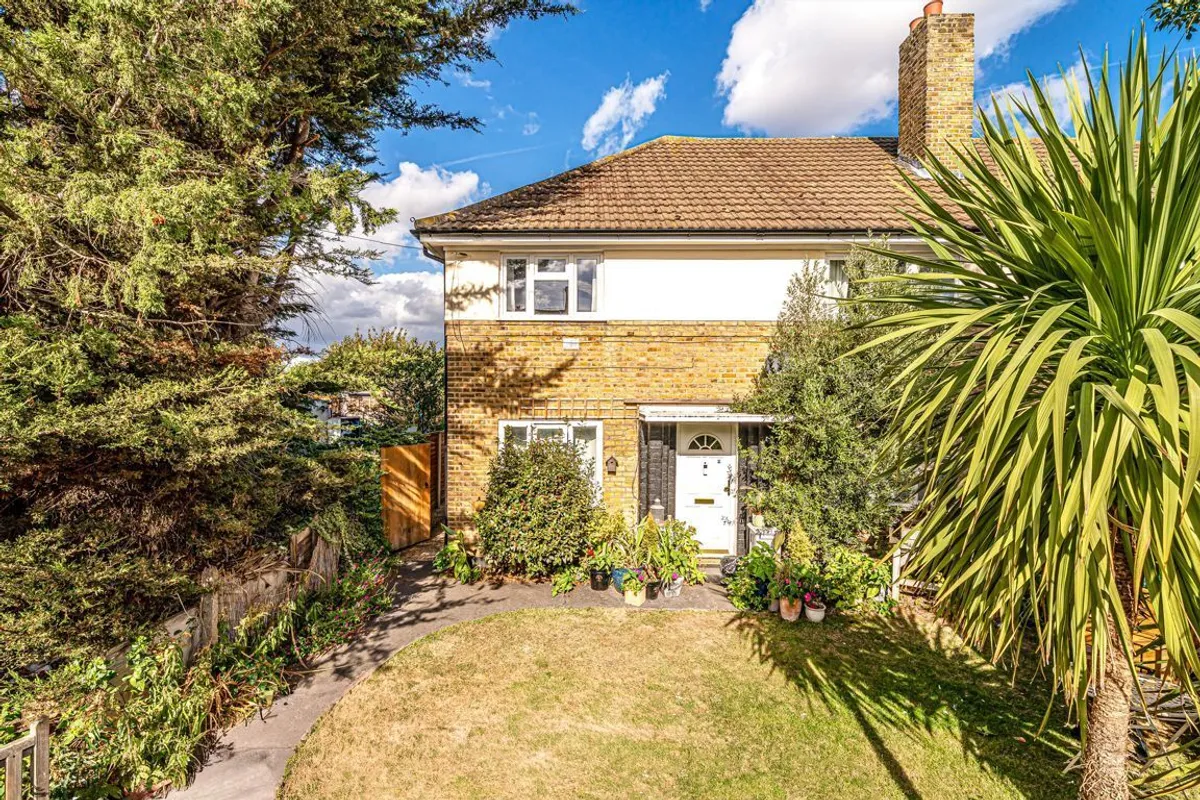 Flat Kennet Road in Greater London