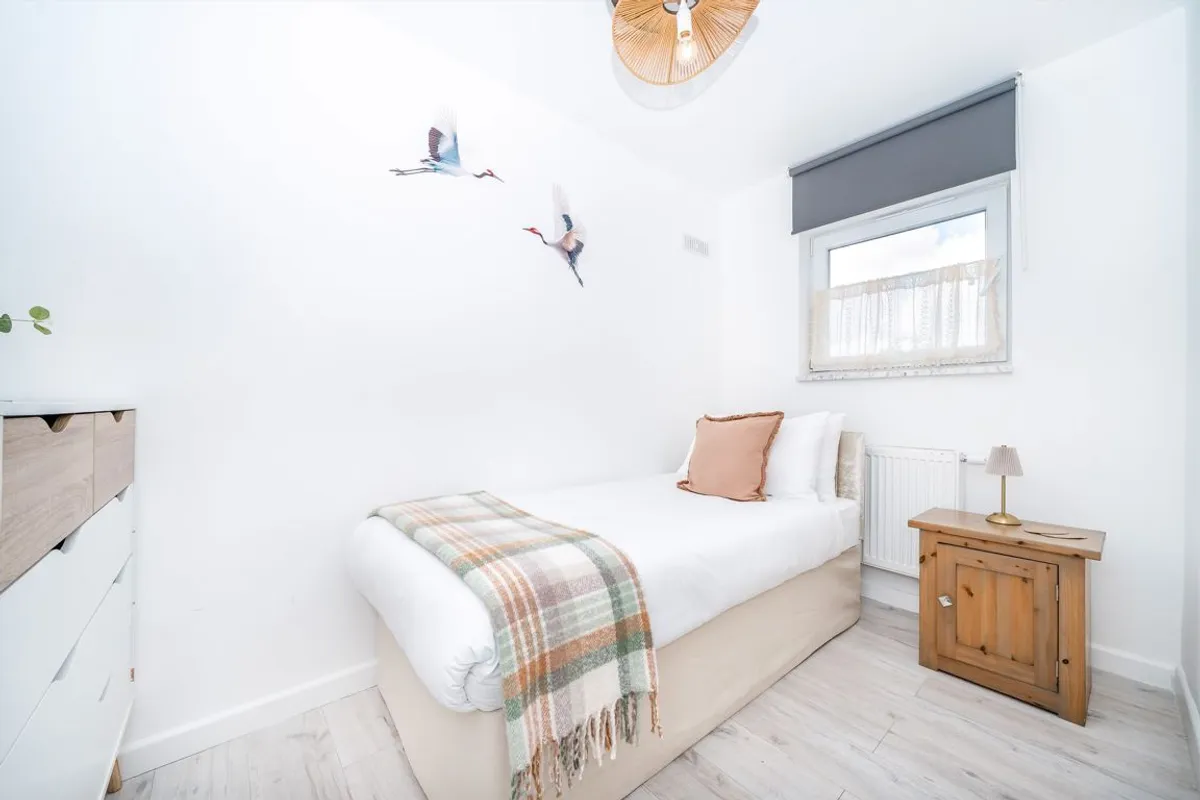 Flat Kennet Road in Greater London