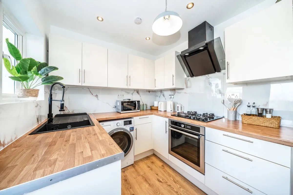 Flat Kennet Road in Greater London