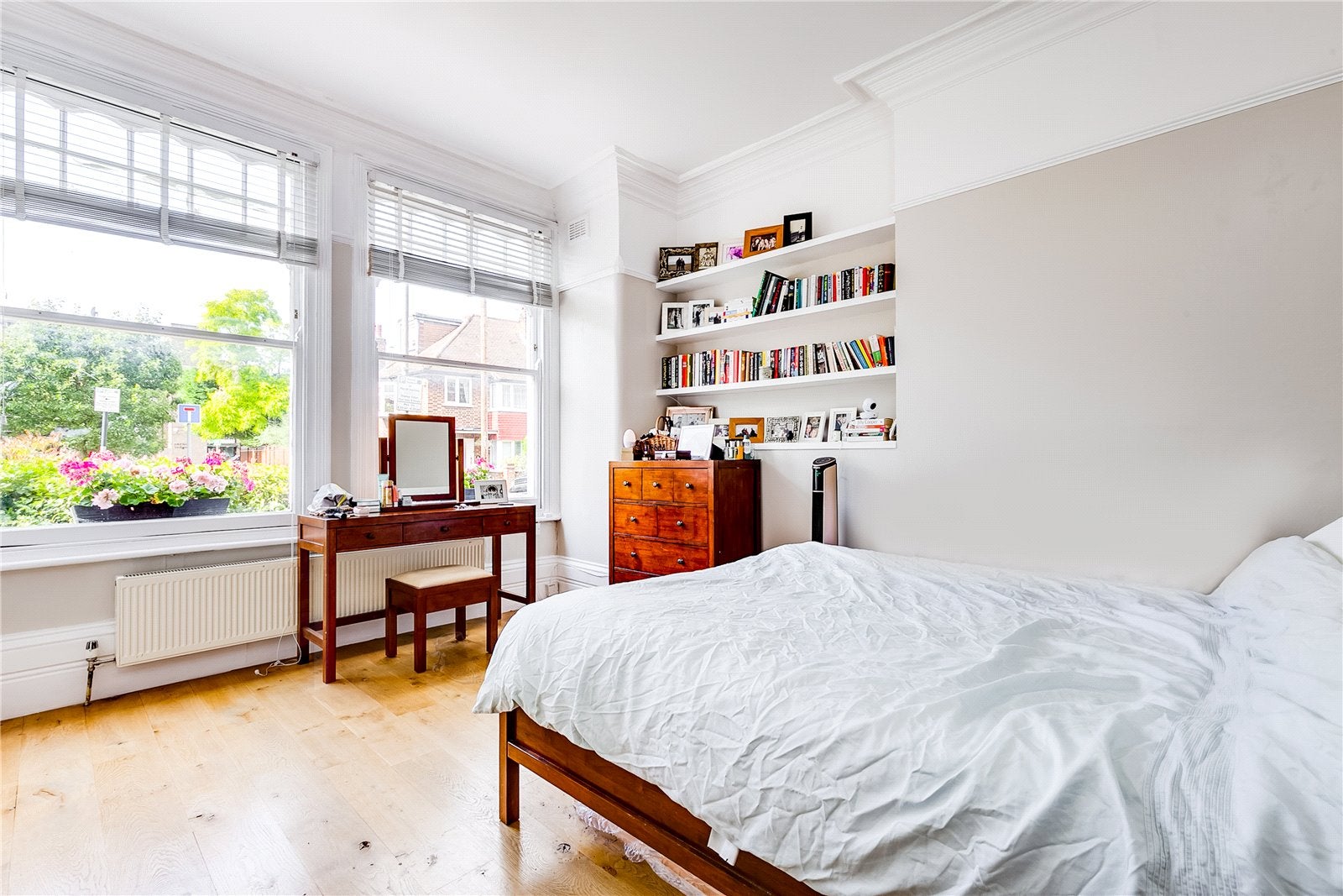 Flat Manville Road in Greater London