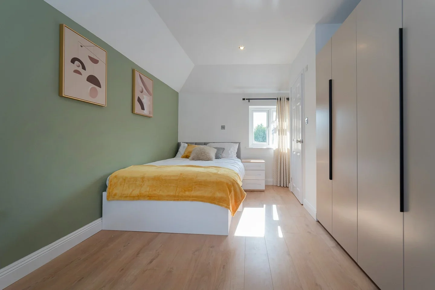 Room Brockenhurst Avenue in Greater London