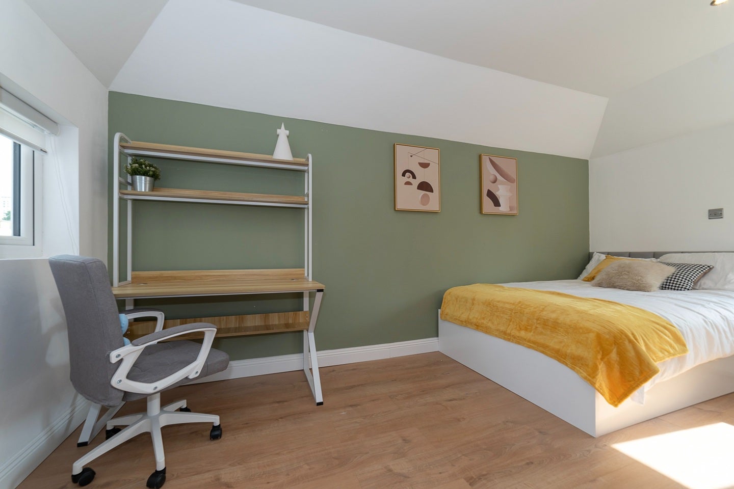 Room Brockenhurst Avenue in Greater London