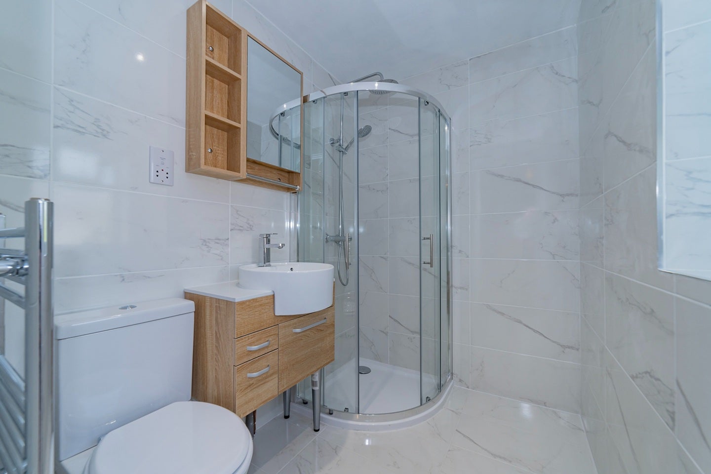 Room Brockenhurst Avenue in Greater London