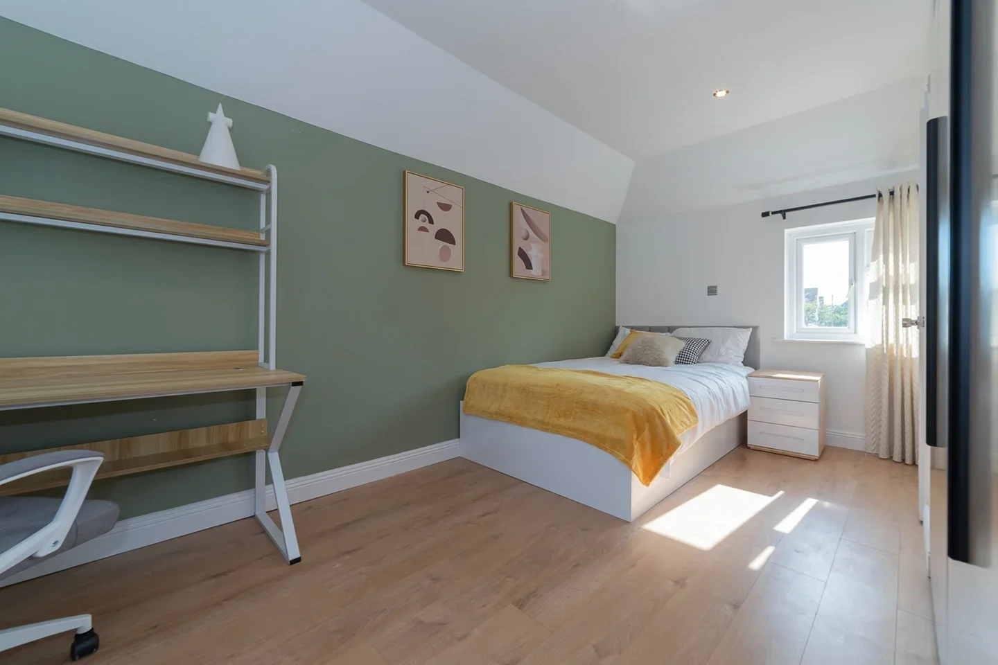 Room Brockenhurst Avenue in Greater London