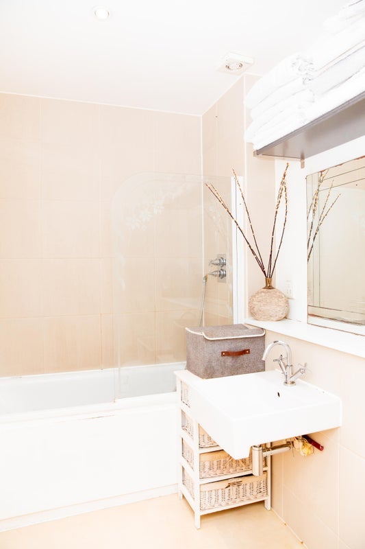 Room Wick Lane in Greater London