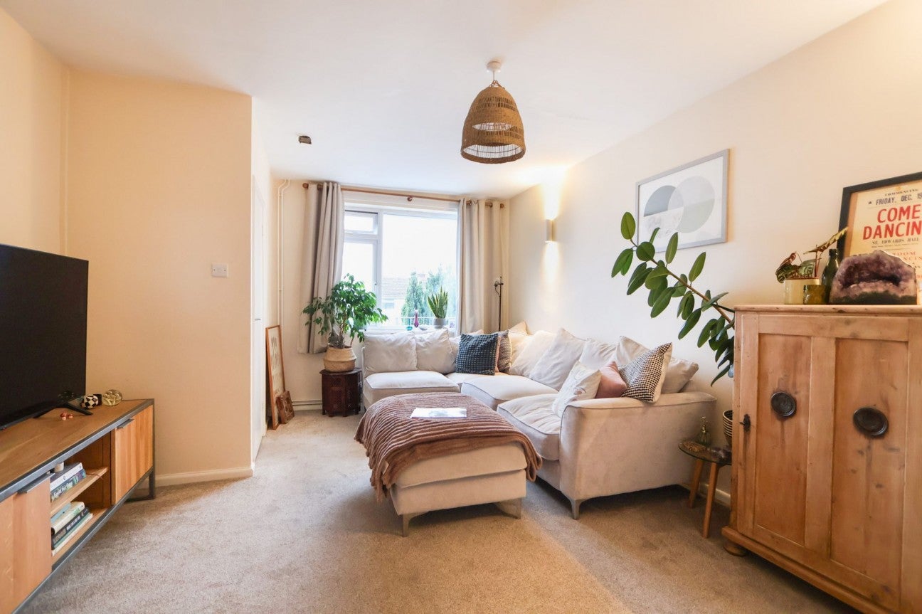 Flat Brinsea Road in Bristol