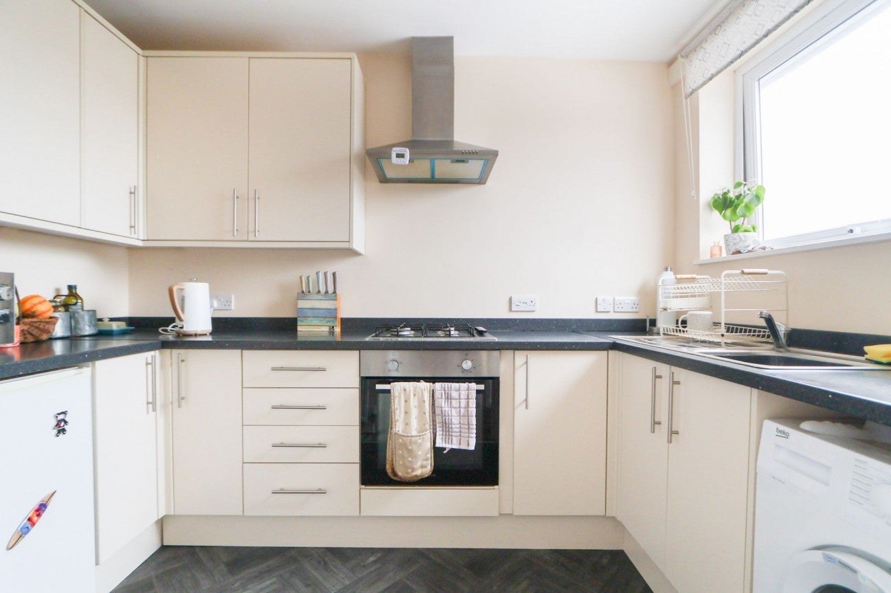 Flat Brinsea Road in Bristol