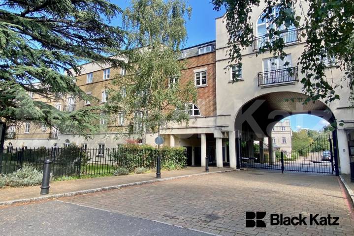 Flat Borough High Street in Greater London