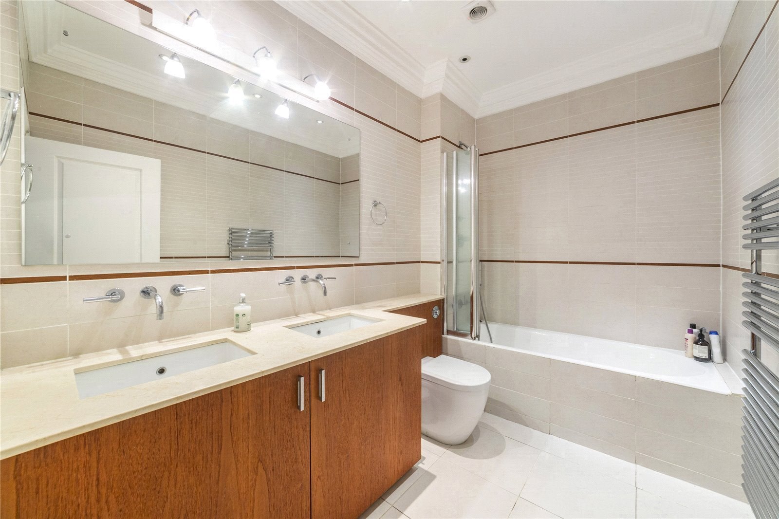 Flat Bracknell Gardens in Greater London