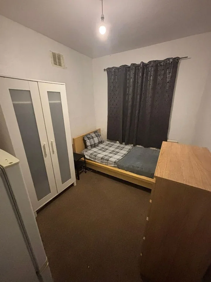 Room Ellesmere Road in Greater London