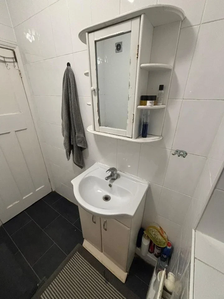 Room Ellesmere Road in Greater London