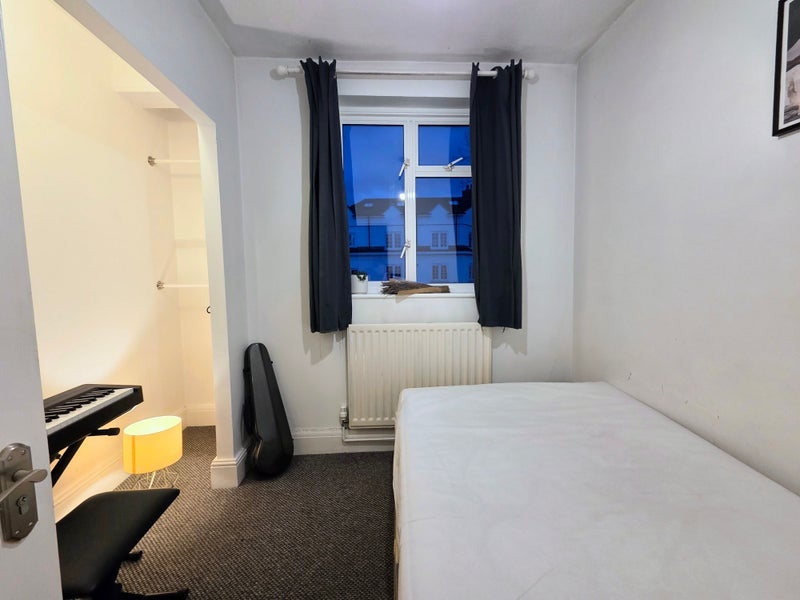 Room Augustus Road in Greater London