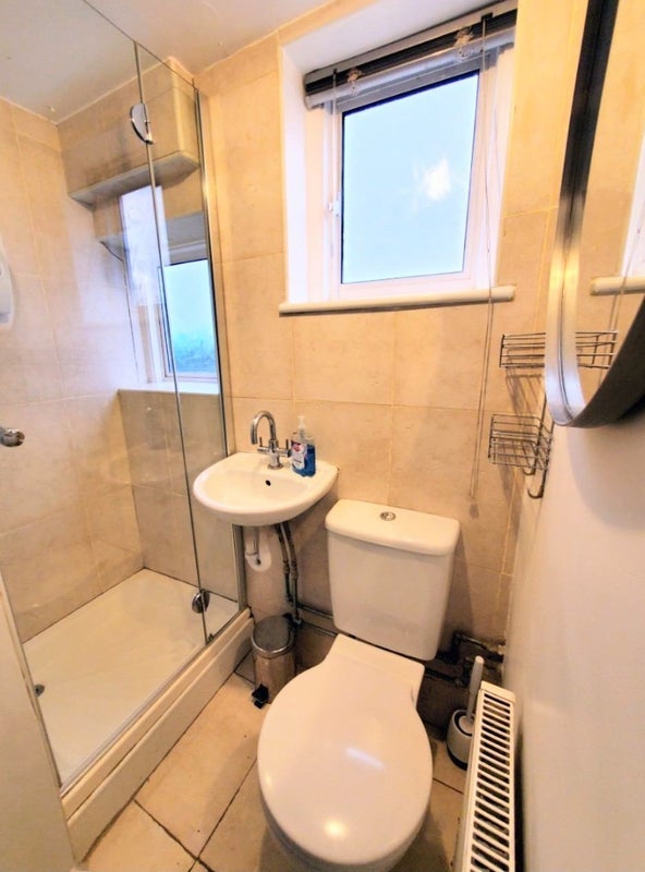 Room Augustus Road in Greater London
