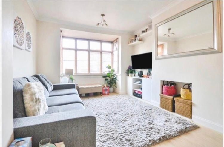 Flat Abbott Avenue in Greater London