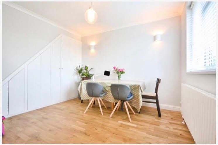 Flat Abbott Avenue in Greater London