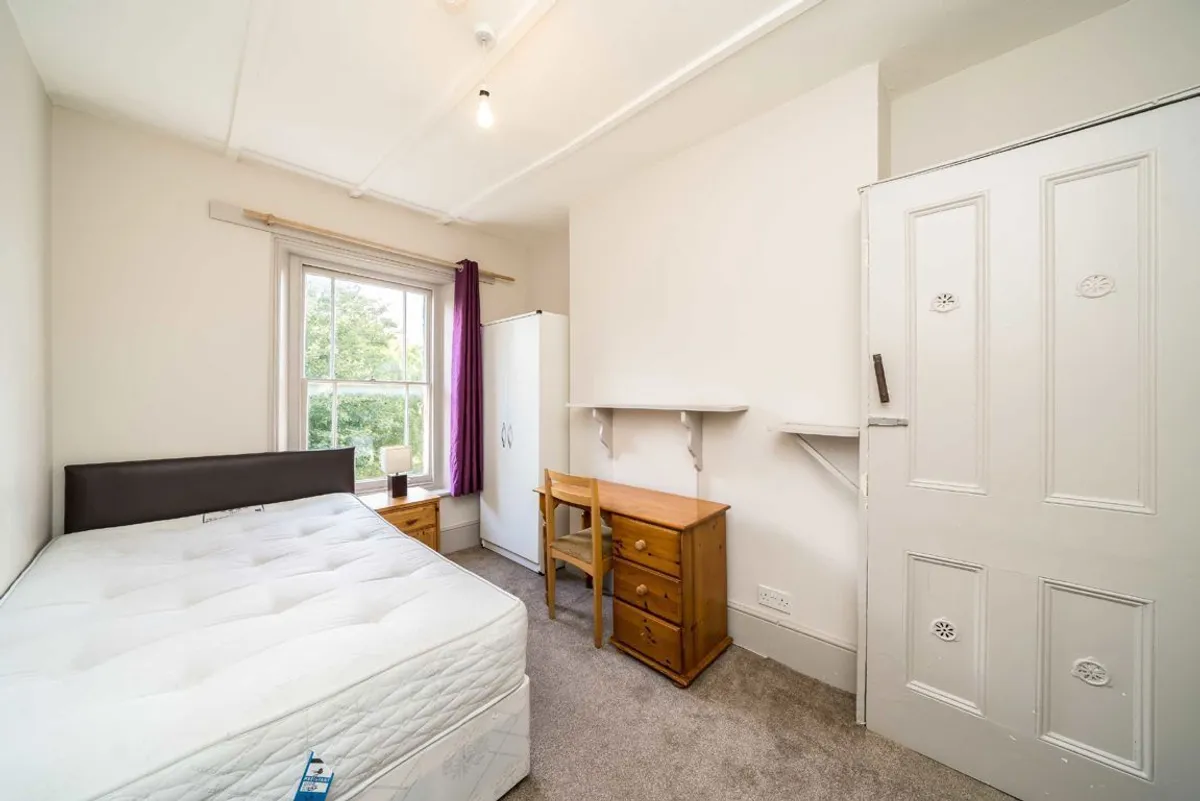Flat Montague Road in Greater London