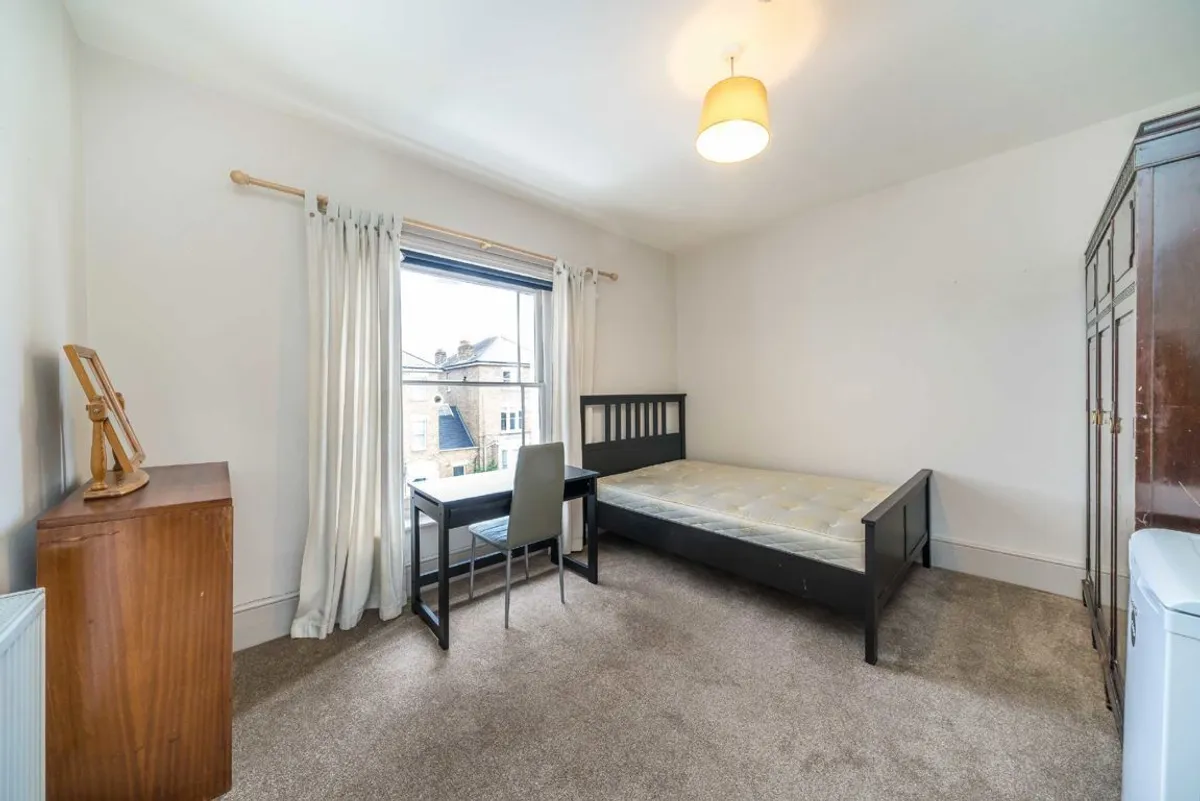 Flat Montague Road in Greater London
