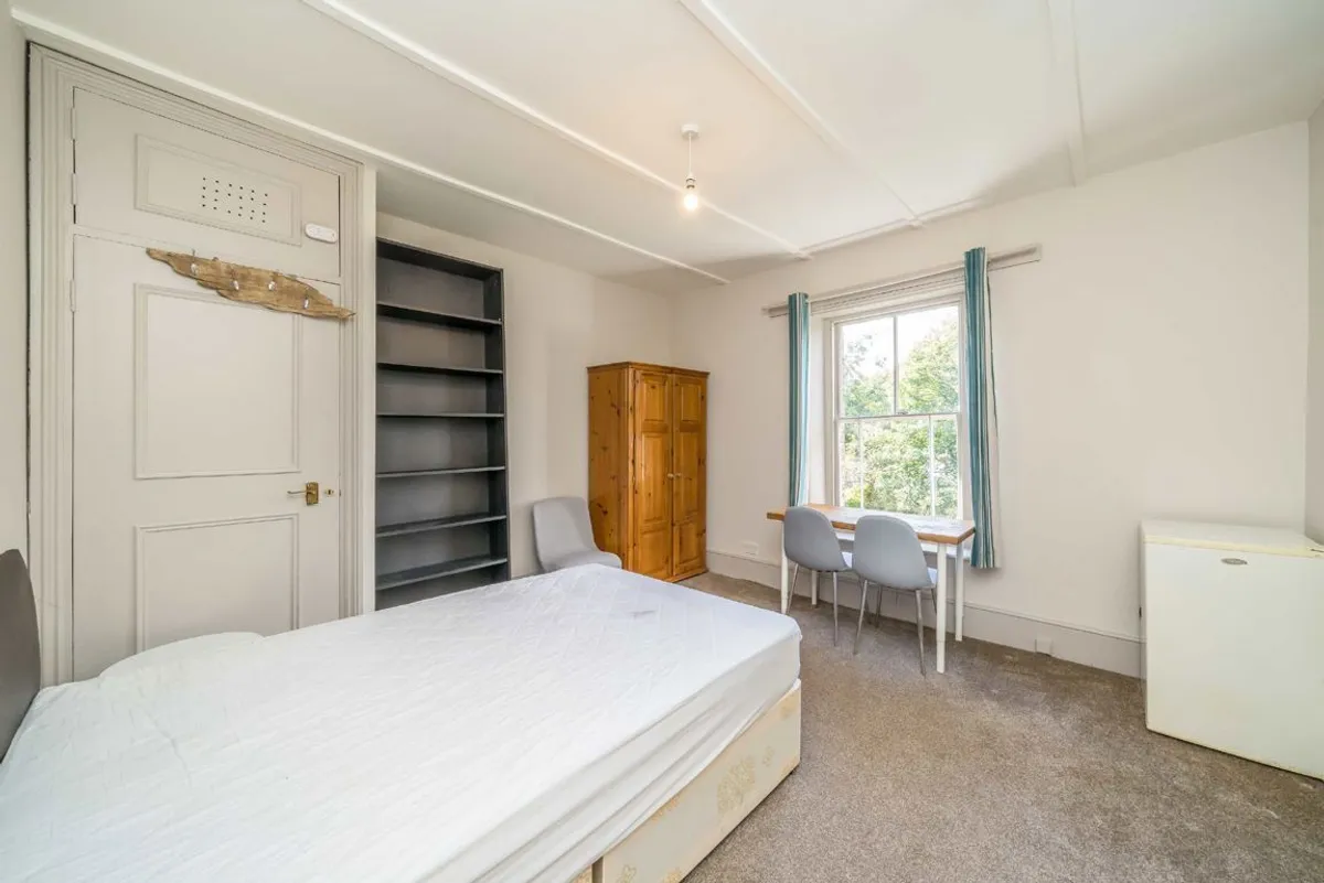 Flat Montague Road in Greater London