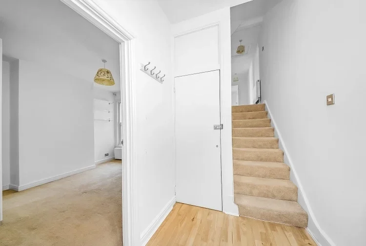 Flat Elliscombe Road in Greater London
