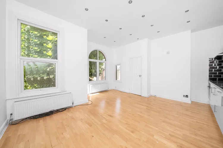 Flat Elliscombe Road in Greater London