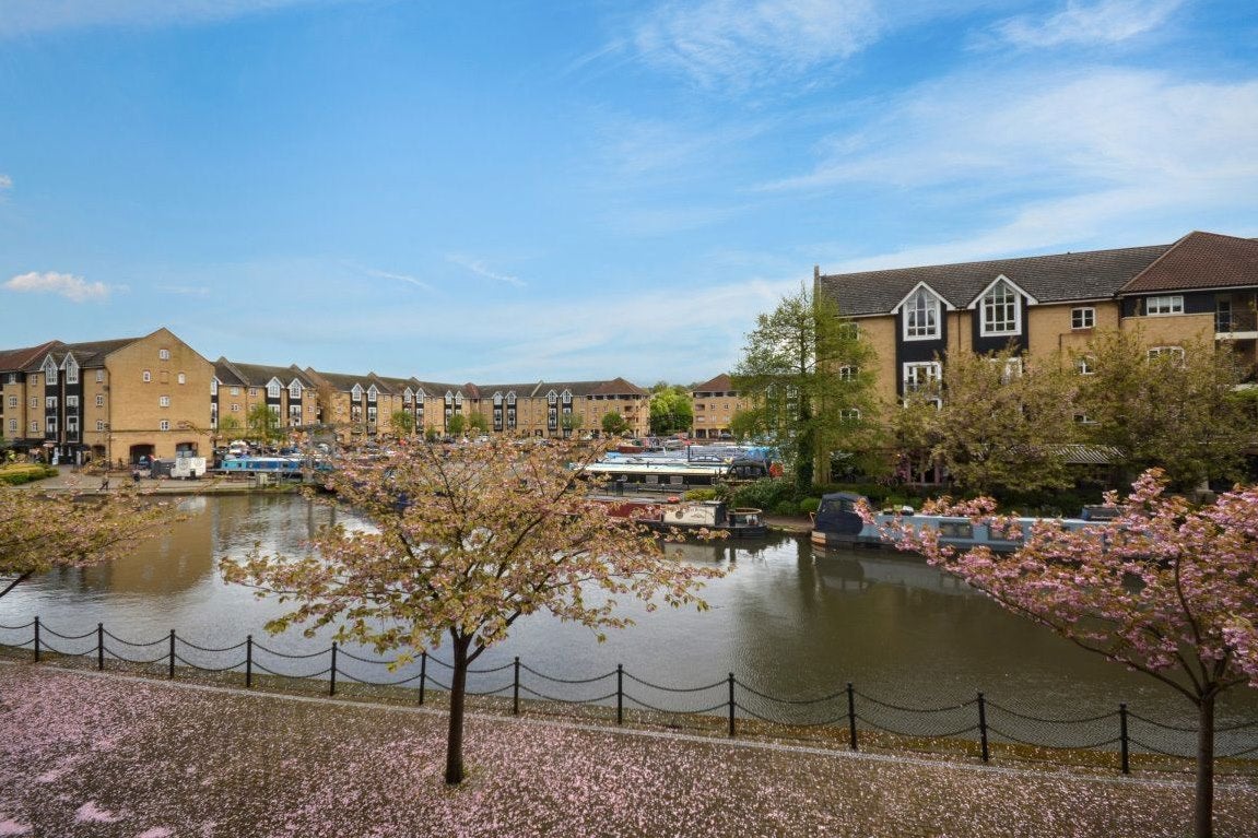Flat Brunel Court in Hemel Hempstead