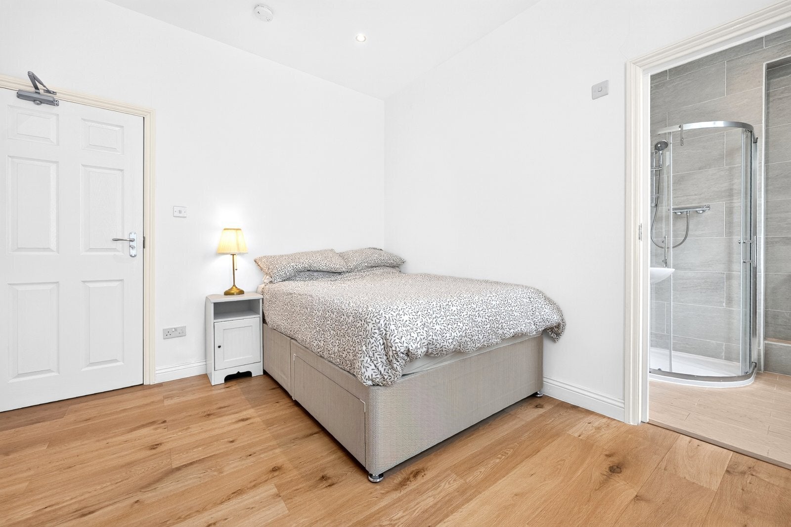 Flat Curlew Street in Greater London