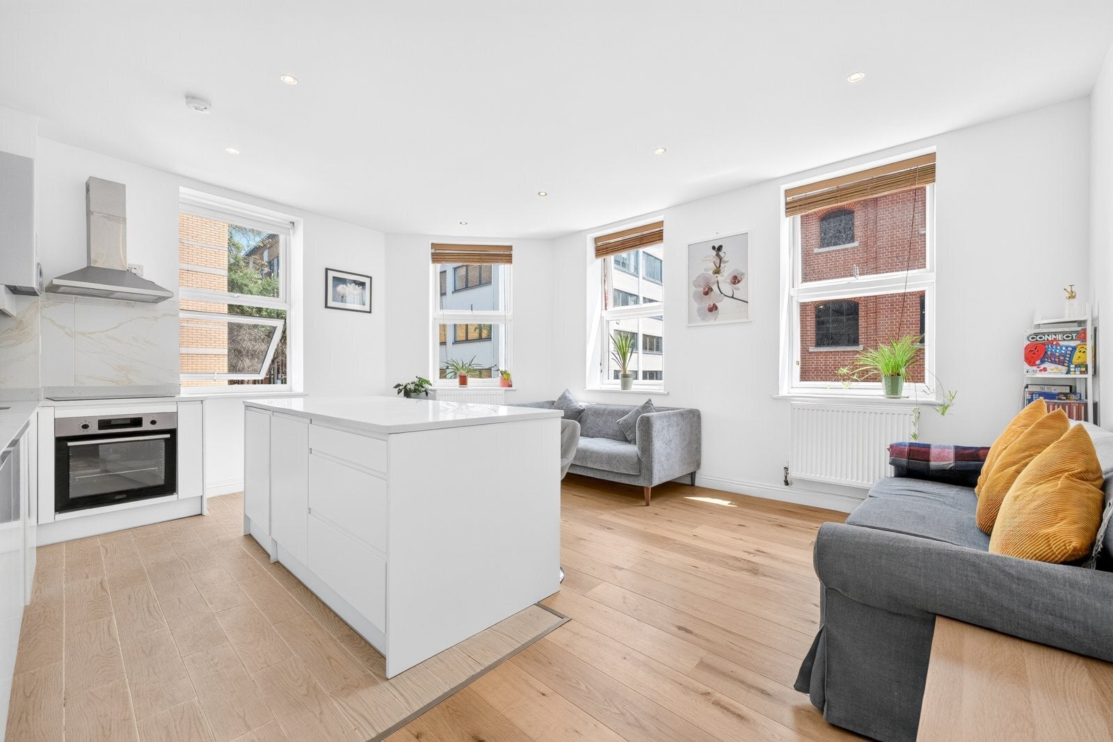 Flat Curlew Street in Greater London