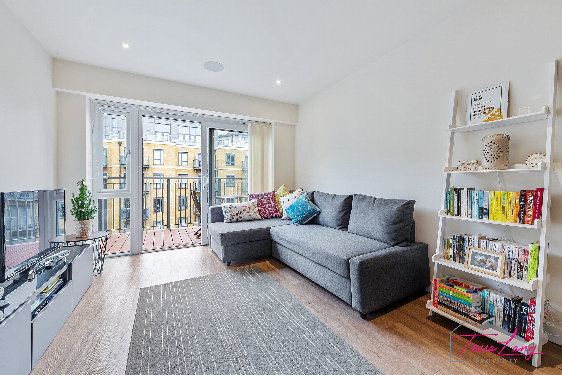 Flat Boulevard Drive in Greater London
