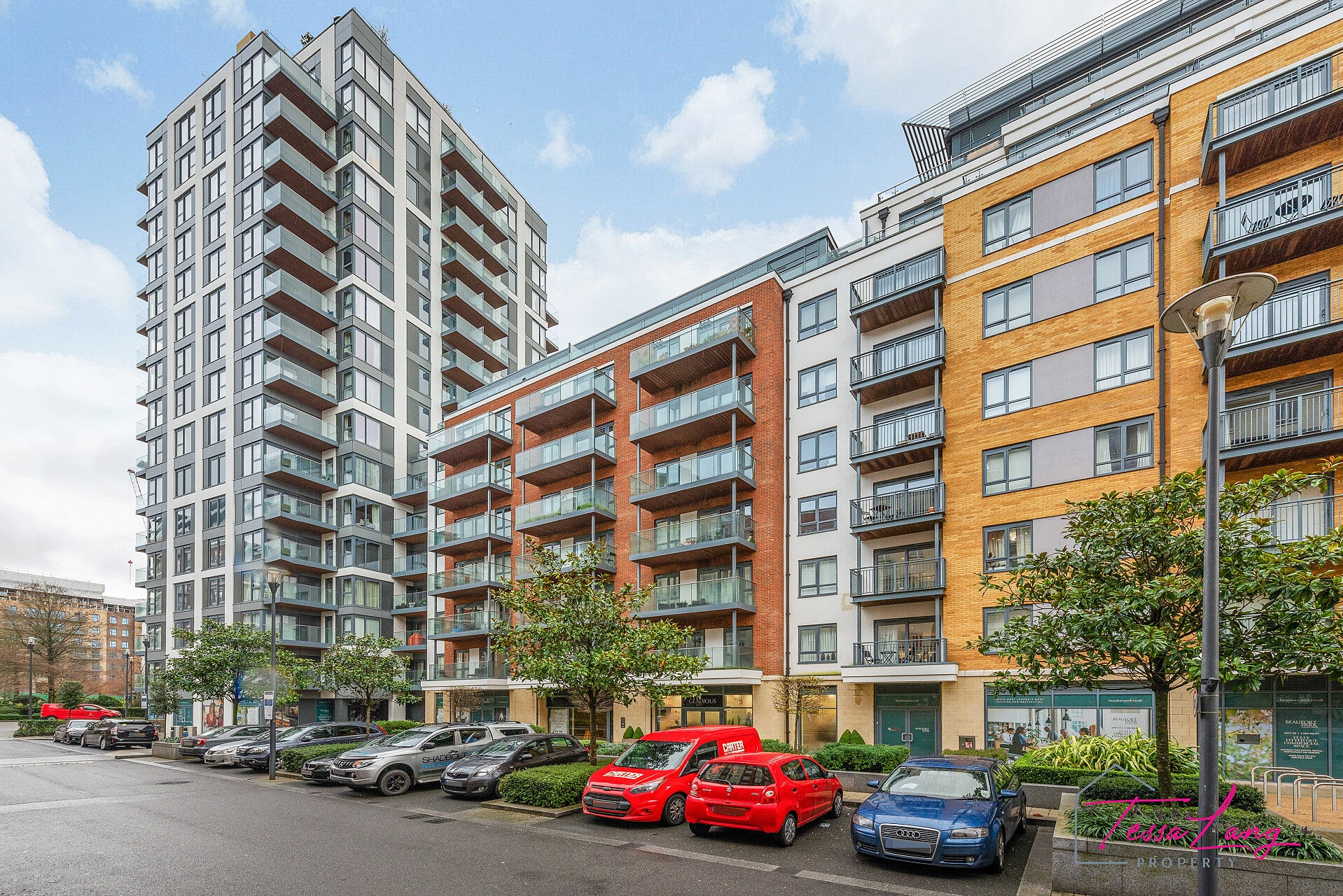 Flat Boulevard Drive in Greater London