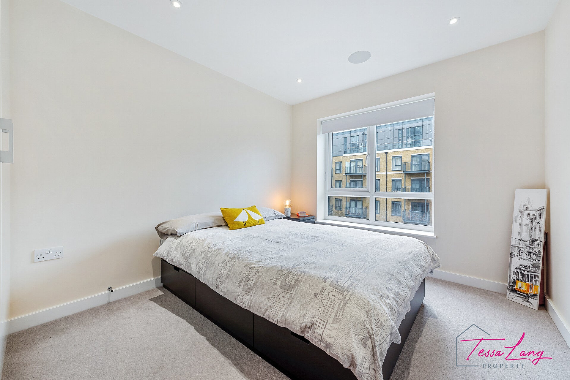 Flat Boulevard Drive in Greater London