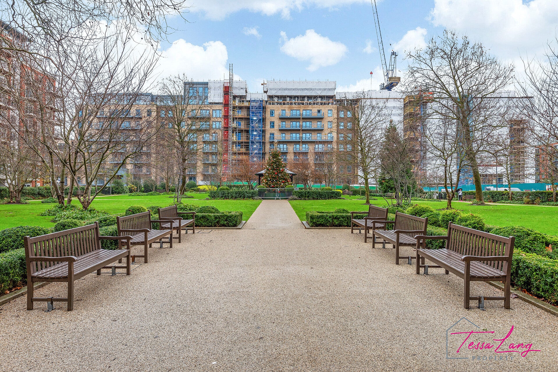 Flat Boulevard Drive in Greater London