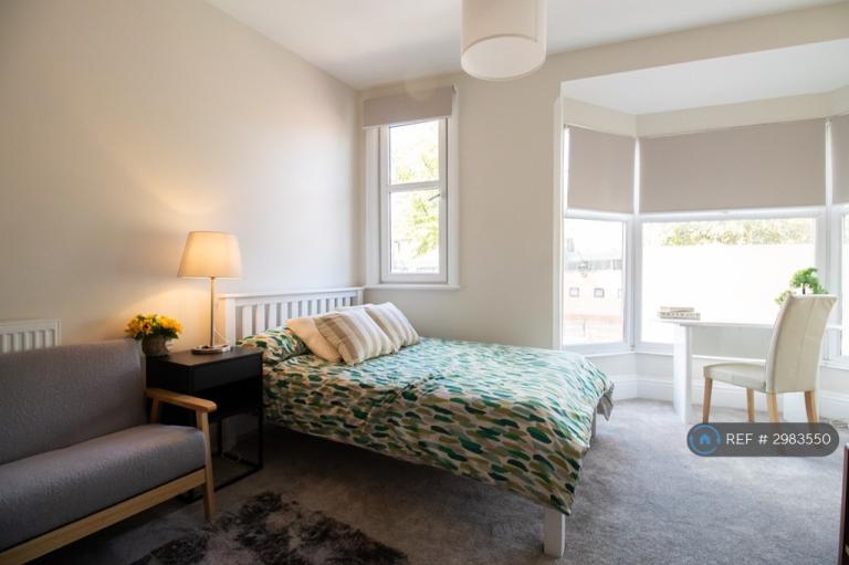 Room Fosse Road South in Leicester