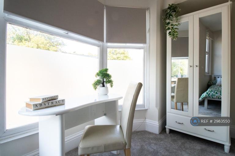 Room Fosse Road South in Leicester