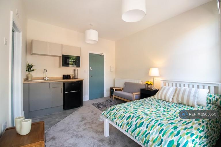 Room Fosse Road South in Leicester