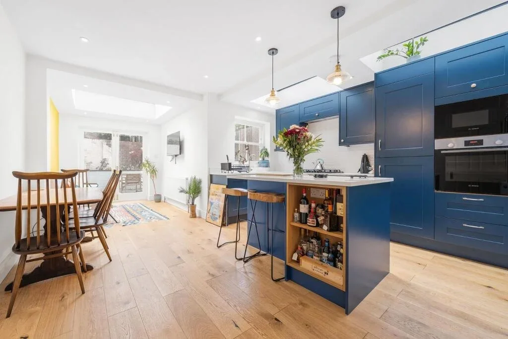 Flat Leander Road in Greater London