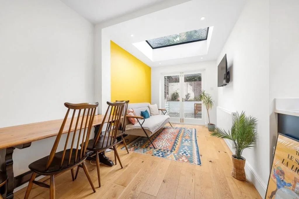 Flat Leander Road in Greater London