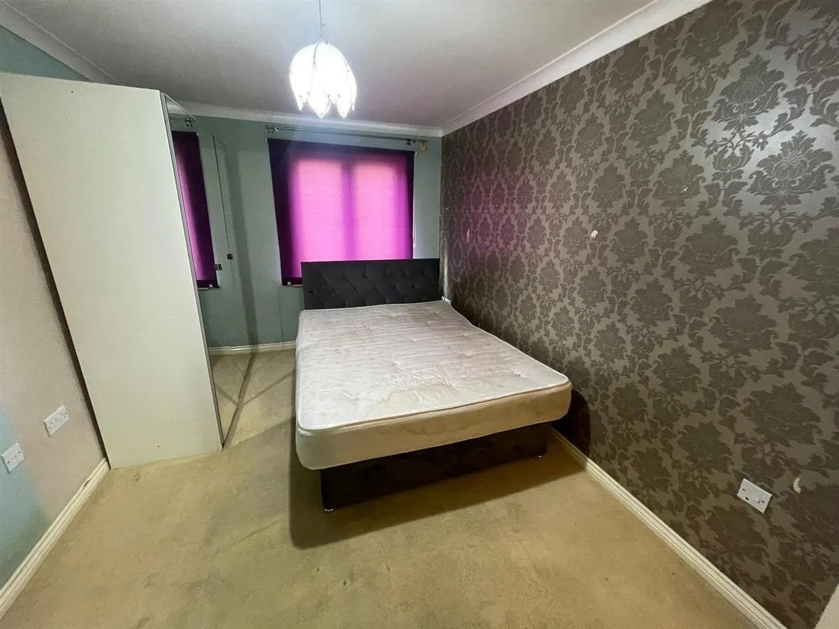 Flat Blackburn Way in Greater London