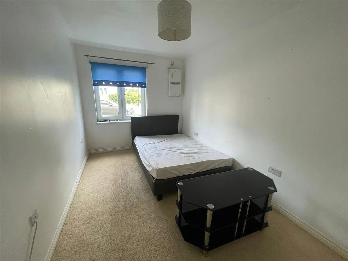 Flat Blackburn Way in Greater London