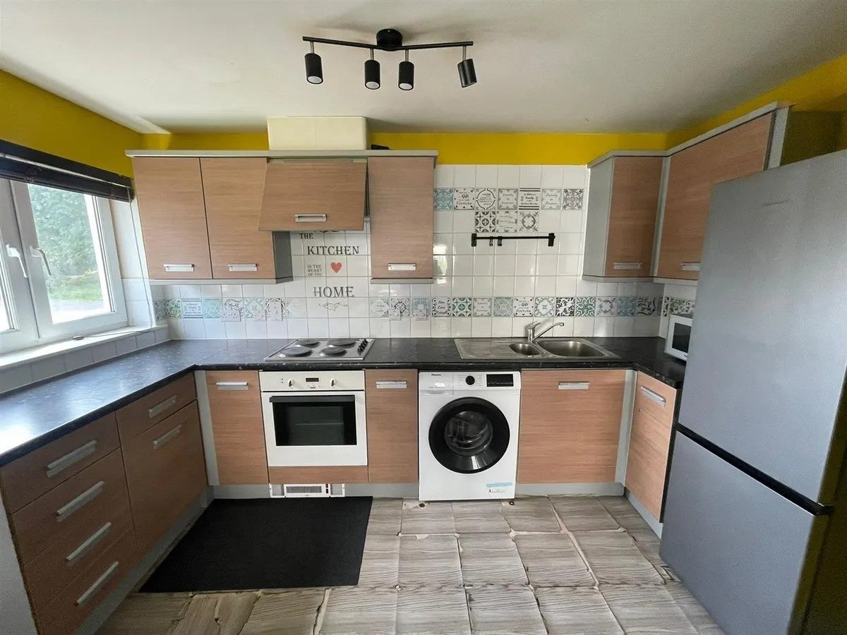 Flat Blackburn Way in Greater London