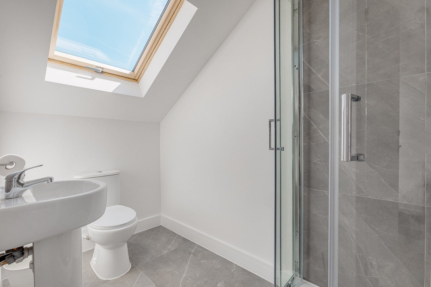 Room Elcot Avenue in Greater London