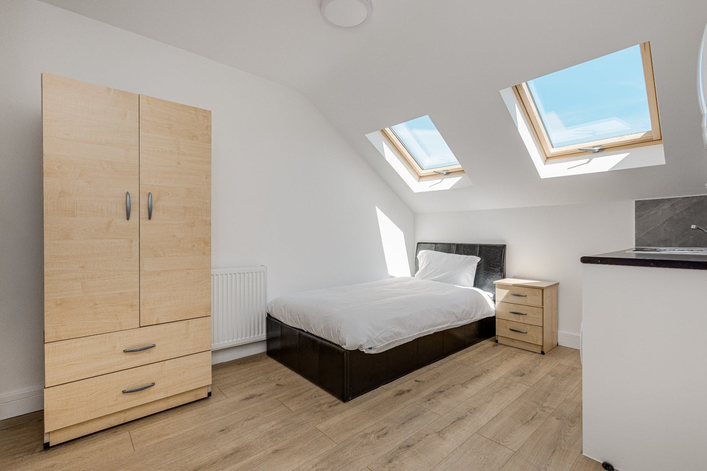 Room Elcot Avenue in Greater London