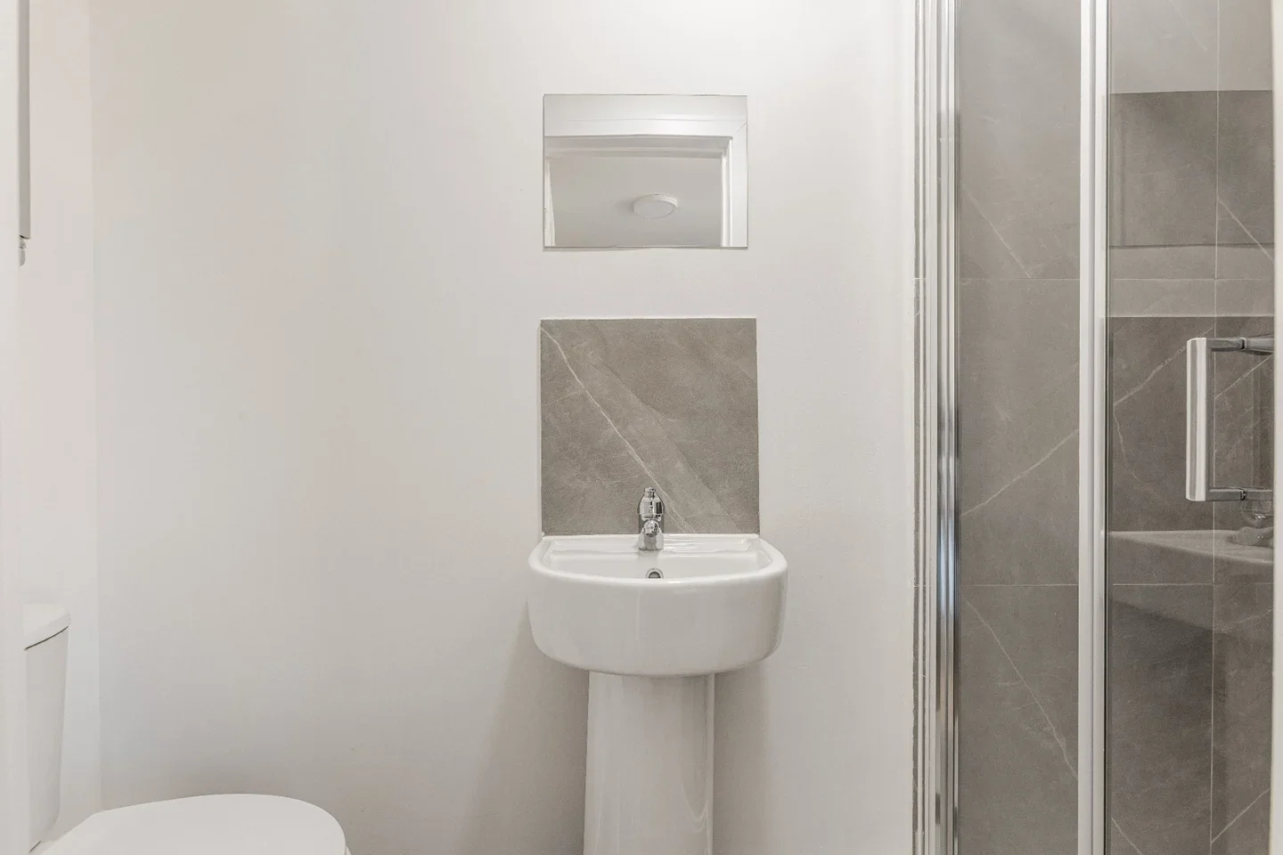Room Elcot Avenue in Greater London