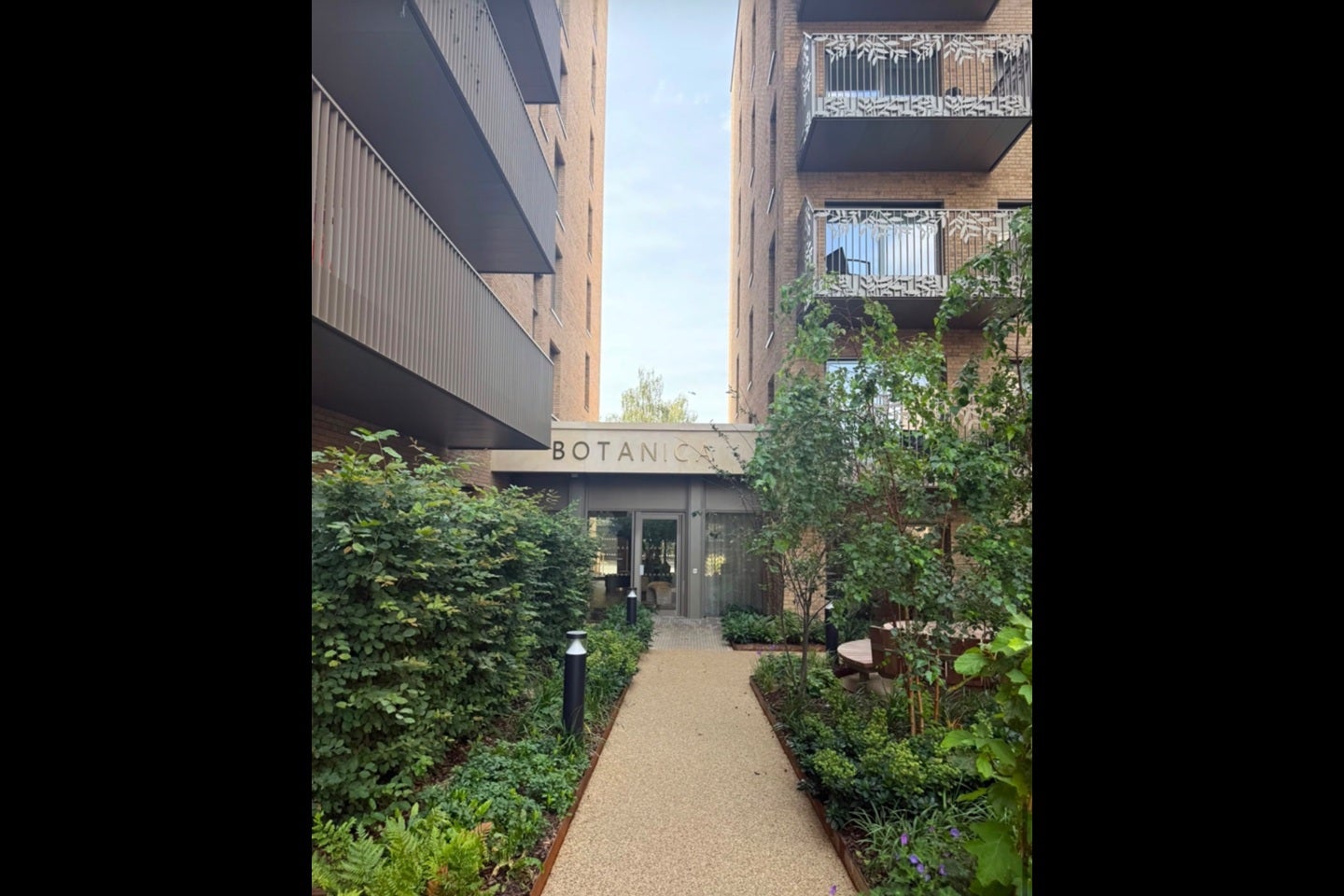 Flat Potters Road in Greater London